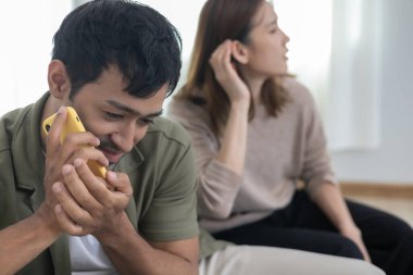 Çifte randevu, koca birini aramak için telefon kullanır, bir kaçamak yapar, zina yapar, çok eşlilik yapar, kocasının bir ilişkisi vardı. Aile sorunu, aldatma, boşanma, ayrılma.