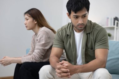 Boşanma. Asyalı çiftler evlendikten sonra çaresiz ve hayal kırıklığına uğrarlar. Karı koca kavgalar yüzünden üzgün, üzgün ve hayal kırıklığına uğramış durumdalar. Güvensizlik, aşk sorunları, ihanetler. Aile sorunu, gençlik aşkı