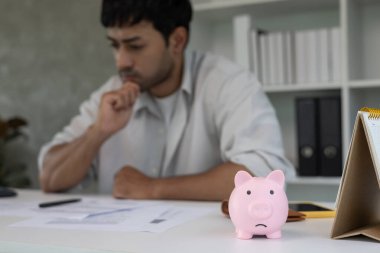 Yüklü faturaları ve faturaları olan stresli ve baş ağrısı çeken Asyalı bir adamın harcamaları ve kredi kartı borçlarını ödeyecek parası yok. kıtlık, mali sorunlar, mortgage, kredi, iflas, iflas, yoksul, boş cüzdan