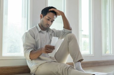 Stresli ve baş ağrısı olan adamın cep harçlığı yok, harcamalara ve kredi kartı borçlarına ödeyecek parası yok. kıtlık, mali sorunlar, mortgage, kredi, iflas, iflas, yoksul, boş cüzdan, düşüş, düşüş, düşüş, kaka