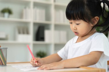 Mutlu Asya çocukları resim yapmayı öğreniyor ve eğleniyor. Aile evde mutlu ve heyecanlı. Anne ve kızı birlikte vakit geçiriyorlar. Tatil, Faaliyet, Yönetici Fonksiyonu, IQ, E