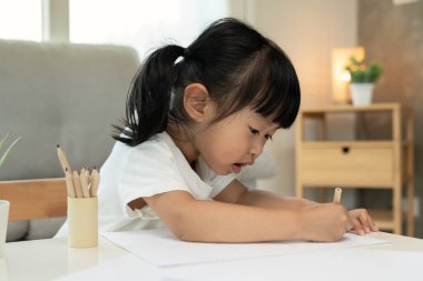 Mutlu Asya çocukları resim yapmayı öğreniyor ve eğleniyor. Aile evde mutlu ve heyecanlı. Anne ve kızı birlikte vakit geçiriyorlar. Tatil, Faaliyet, Yönetici Fonksiyonu, IQ, EQ