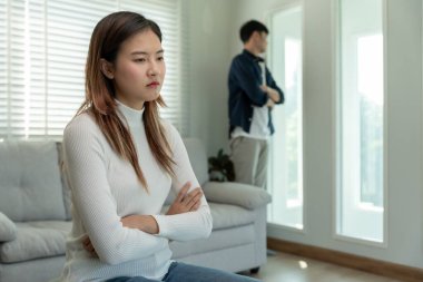 Çiftler evlendikten sonra çaresiz ve hayal kırıklığına uğrarlar. Karı koca kavgalar yüzünden üzgün, üzgün ve hayal kırıklığına uğramış durumdalar. Güvensizlik, aşk sorunları, ihanetler. aile sorunu.