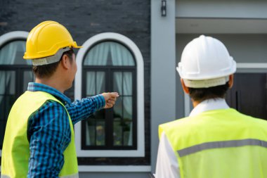 Müfettiş Mühendis ve Sahiplik Projesi yeni inşaat ve kalite güvencesi evini inceliyor. Mühendisler, mimarlar ya da irtibat görevlileri ev sahiplerine devretmeden önce evi inşa etmek için çalışıyorlar.