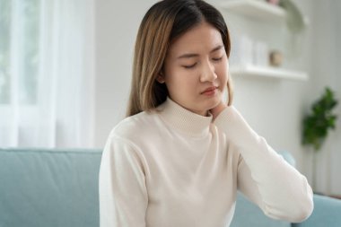 Ofis sendromları, iş nedeniyle boyun ağrısına masaj yapan kadın ve bilgisayar kullanımı, boyun ağrısı ve omuz ağrısı semptomlarının dijital bileşimi, yaralanmalar, sağlık hizmetleri, tıbbi, miositi.