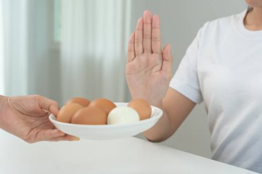 Yumurta alerjisi, ovalbumin alerjisi, kadınlar yumurtayı reddeder, şişmiş ağız, şişmiş gözler, kaşıntı, kurdeşen, tıkanmış burun, kaşınan gözler, mide ağrısı, kusma, ishal