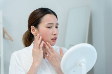 Yüz dermatolojisi, rosacea dermatiti, alerjik steroitler, hassas cilt, güneş yanığı, sivilce, kuru cilt, büyük gözenekler, kızarıklık, donuk, çil, kırışıklık, cilt sorunu,