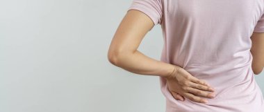 Kadın kendini tutuyor ve dayanılmaz ağrılar çekiyor. Sağlık ve sorunlar, kronik sırt ağrısı, ofis sendromunda sırt ağrısı, skolyoz, bel fıtığı, kas iltihabı.