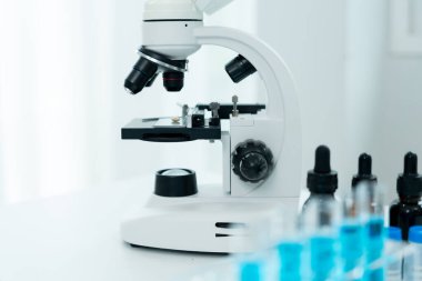 Gelişmiş bilim laboratuarından örnekler. Tıbbi profesyonel kullanım mikroskobu virüsün mikrobiyolojik gelişimini gösteriyor. Fen laboratuvarında biyoteknoloji araştırması.