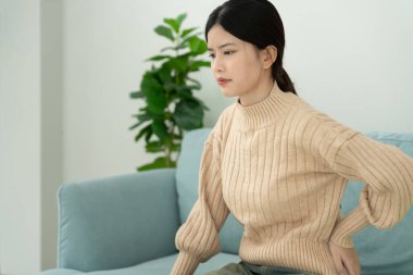 Güzel bir kadın belini tutuyor ve dayanılmaz ağrılar çekiyor. Sağlık ve sorunlar, kronik sırt ağrısı, ofis sendromu, skolyoz, bel fıtığı, kas iltihabı.