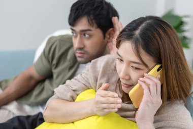 Çifte randevu, karı birini aramak için telefon kullanmak, biraz kaçamak yapmak, zina yapmak, çok eşlilik, karısının bir ilişkisi vardı. Aile sorunu, aldatma, boşanma, ayrılma.