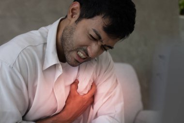 Göğüs kafesinde kalp krizi belirtileri var. Kalp hastalığından kaynaklanan göğüs ağrısı, sızıntı, genişleme, genişlemiş kalp, göğse acı verici bir ifadeyle bastırma.