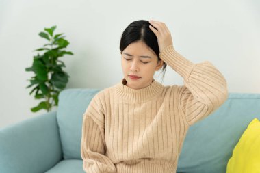 Baş ağrısı, kadın migren ağrısı, kötü sağlık, Asyalı kadın stres ve baş ağrısı, ofis sendromu, alınına dokunmaktan yorgun düşmüş migren ya da depresyon, sinirli kız, hüzün.
