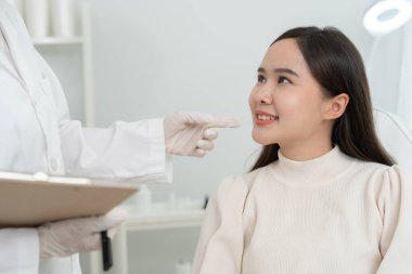 Plastik cerrahi, güzellik, cerrah ya da kadın yüzüne dokunan güzellik uzmanı, yüz şeklinin değiştirilmesini içeren cerrahi prosedür, doktor hastanın yüzünü muayene eder, tıbbi yardım, sağlık