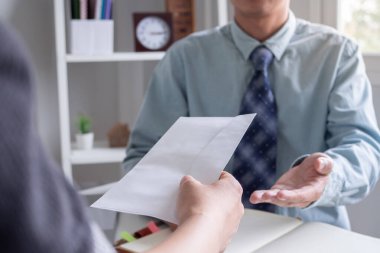 Stresli iş kadınları şirketten istifa edecek. Yöneticinin istifası için çalışan bir kadın. İstifa, iş yerleştirme ve boşluklar kavramı, kariyer sorunu, sorunlu yaşam