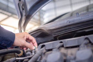 Tamirci yıllık araba teftişi yapıyor. Araba tamirhanesi servise hazır. Araba tamircisi motor sorunlarını inceliyor. Teknik denetim, motor güvenliği, motor yağının değiştirilmesi.