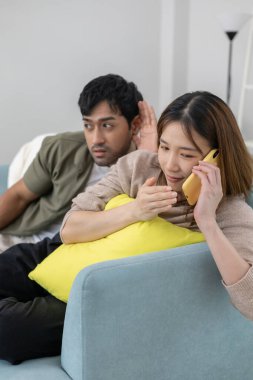 Çifte randevu, karı birini aramak için telefon kullanmak, biraz kaçamak yapmak, zina yapmak, çok eşlilik, karısının bir ilişkisi vardı. Aile sorunu, aldatma, boşanma, ayrılma.