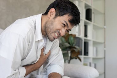 Göğüs kafesinde kalp krizi belirtileri var. Kalp hastalığından kaynaklanan göğüs ağrısı, sızıntı, genişleme, genişlemiş kalp, göğse acı verici bir ifadeyle bastırma.