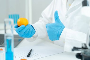 Bilimadamları laboratuvarda meyve artıklarında kimyasal madde bulunmayacağını garanti ediyorlar. Kontrol uzmanları kimyasal kalıntıların konsantrasyonunu incelerler, standart, yasaklı maddeleri bulur, kirletir, mikrobiyolog