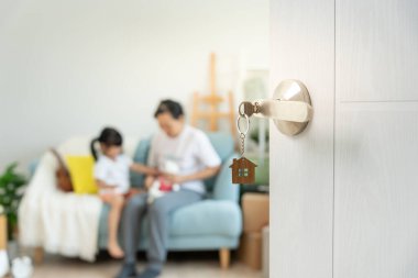 Taşınmak, taşınmak. Kapıyı açtığımda aile gülümsemesi ve yeni bir evde oyun vardı. Odanın içinde kişisel eşyalar ve mobilyalar içeren bir karton kutu vardı. Yeni daireye ya da eve taşınmak.