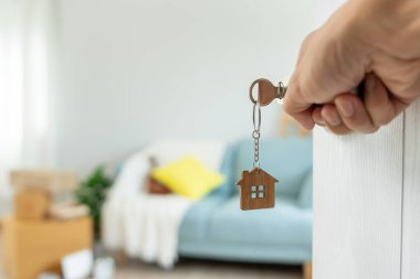 Taşınmak, taşınmak. Yeni dairede adam kapıyı açıyor. Yeni evine taşın. Emlak al ya da kirala. konut kirası, kiralık mülk, yeni ev sahibi, yatırım, konut, kredi, ipotek.