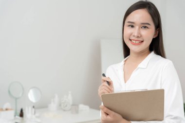 Güzellik kliniği, VIP müşteriler için kontrol listesi programı yatağı ve sandalyesi olan beyaz bir oda. Oda temiz ve düzenli, sağlık, cilt bakımı, tarz, sağlık, kozmetoloji, güzellik uzmanı