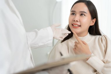 Estetik ameliyat, Asya gülümsemesi ve ameliyattan sonra mutlu olmak, burun şeklini değiştiren cerrahi prosedür, doktor burun ameliyatından önce hastanın burnunu muayene eder, tıbbi yardım, sağlık...