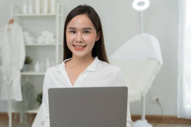 Güzellik kliniği, VIP müşteriler için özel güzellik seti programı, yatağı ve sandalyesi olan beyaz oda. Oda temiz ve düzenli, sağlık, cilt bakımı, tarz, sağlık, kozmetoloji, güzellik