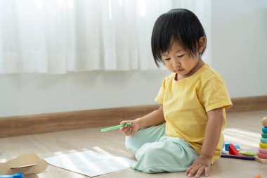 Mutlu Asya çocukları resim yapmayı öğreniyor ve eğleniyor. Aile evde mutlu ve heyecanlı. Anne ve kızı birlikte vakit geçiriyorlar. Tatil, Faaliyet, Yönetici Fonksiyonu, IQ, EQ