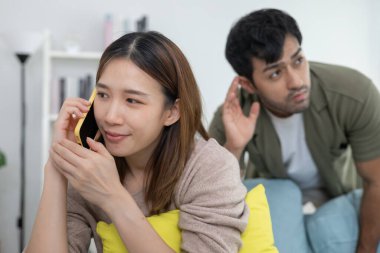 Çifte randevu, karı birini aramak için telefon kullanmak, biraz kaçamak yapmak, zina yapmak, çok eşlilik, karısının bir ilişkisi vardı. Aile sorunu, aldatma, boşanma, ayrılma.