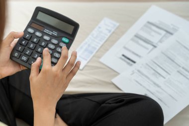 Büyük faturaları ve faturaları olan bir kadın. Masrafları ve kredi kartı borçlarını ödeyecek parası yok. kıtlık, mali sorunlar, mortgage, kredi, iflas, iflas, yoksul, boş cüzdan