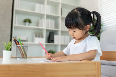 Mutlu Asya çocukları kağıt üzerinde resim yapmayı öğreniyor. Etkinlik, gelişim, IQ, EQ, meditasyon, beyin, kas, temel beceriler, ailenin birlikte zaman geçirmesi. Tatil