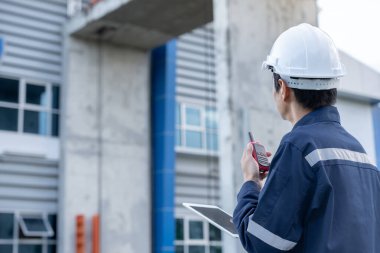 Bakım ve müfettiş. Bakım mühendisleri bina ve yapıların teftiş sonuçlarını bildirmek için telsiz kullanıyorlar. Sulama mühendisleri atık sistemlerini araştırıyor.