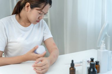 Cilt ve güzellik problemleri: Kadınların cilt kaşıntısı ve kozmetik alerjileri, steroid alerjileri, hassas cilt alerjileri, güneş ışığı kızarıklığı, kimyasal alerjiler, isilikler, böcek ısırıkları,.