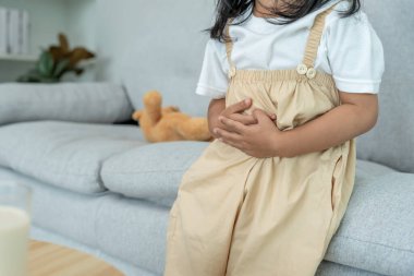 Mide ağrısı. Çocukların karın ağrısı, hazımsızlık, mide iltihabı, regl sancıları, gaz çıkarma, ishal, şişkinlik, kolon kanseri, karın iltihabı, gıda zehirlenmesi, karın zehirlenmesi,