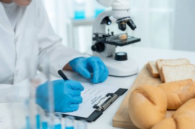 Bilimadamı kimyasalları ve mantarları laboratuvarda kontrol ediyor. Kontrol uzmanları kimyasal kalıntıların konsantrasyonunu inceliyor. Tehlike, standart, yasaklı maddeler, kirlilik, mikrobiyolog