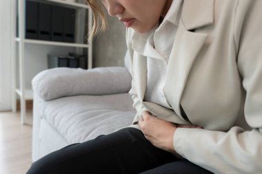 İş kadınının midesi ağrıyor. Düzensiz yemek yeme, adet sancıları, gaz çıkarma, ishal, şişkinlik, şişkinlik, karın iltihabı, gıda zehirlenmesi, kabızlık....