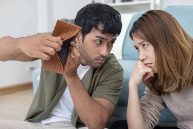 Yüklü faturaları ve faturaları olan stresli ve baş ağrısı çeken Asyalı çift harcamaları ve kredi kartı borçlarını ödeyecek paraları yok. kıtlık, mali sorunlar, mortgage, kredi, iflas, iflas, yoksul, boş cüzdan