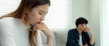 Kavgalar. Çiftler evlendikten sonra çaresiz ve hayal kırıklığına uğrarlar. Karı koca kavgalar yüzünden üzgün, üzgün ve hayal kırıklığına uğramış durumdalar. Güvensizlik, aşk sorunları, ihanetler. aile sorunu.