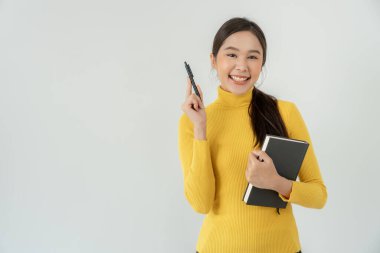 Güzel Asyalı kız öğrenci portresi. Gülümseyen kız mutlu çalışmalar. Üniversite kampüsünde kitap okudum. Uluslararası Asya Üniversitesi 'nde genç bir bayan. Eğitim, öğrenim, okul, öğrenme, sınav, eğitime devam