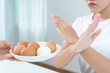 Yumurta alerjisi, ovalbumin alerjisi, kadınlar yumurtayı reddeder, şişmiş ağız, şişmiş gözler, kaşıntı, kurdeşen, tıkanmış burun, kaşınan gözler, mide ağrısı, kusma, ishal