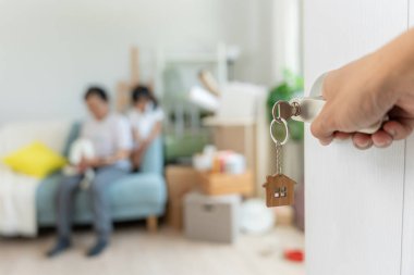 Taşınmak, taşınmak. Kapıyı açtığımda aile gülümsemesi ve yeni bir evde oyun vardı. Odanın içinde kişisel eşyalar ve mobilyalar içeren bir karton kutu vardı. Yeni daireye ya da eve taşınmak.