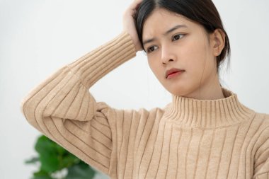 Baş ağrısı, kadın migren ağrısı, kötü sağlık, Asyalı kadın stres ve baş ağrısı, ofis sendromu, alınına dokunmaktan yorgun düşmüş migren ya da depresyon, sinirli kız, hüzün.