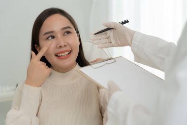 Estetik ameliyat, Asya gülümsemesi ve ameliyattan sonra mutlu olmak, burun şeklini değiştiren cerrahi prosedür, doktor burun ameliyatından önce hastanın burnunu muayene eder, tıbbi yardım, sağlık...