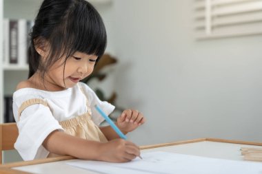 Mutlu Asya çocukları oyun oynayıp resim ve çizgi film öğreniyor. Komik aile evde mutlu ve heyecanlı. Anne ve kızı birlikte vakit geçiriyorlar. Tatil, Etkinlik