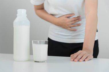 Süt alerjisi, hastalıklı, hasta, sağlıksız, alerjik kadın, hoşgörüsüzlük alerjisi belirtileri yüzünden burnu akmış. Karın ağrısı, alerji, ceviz proteini, kızarıklık, ölüm, gıda alerjisi.
