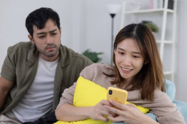 Çifte randevu, karı-koca telefon sohbeti, biraz kaçamak, zina, çok eşlilik, karısının bir ilişkisi vardı. Aile sorunu, aldatma, boşanma, ayrılma