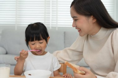 Tatillerde birlikte aktiviteler yapıyoruz. Ebeveynler ve çocuklar birlikte yemek yiyorlar, Mather kızları için sabah portakal suyu hazırlıyor, iyi eğlenceler, haftasonu, boş, aile zamanı, mutlu..