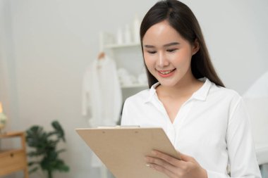 Güzellik kliniği, VIP müşteriler için kontrol listesi programı yatağı ve sandalyesi olan beyaz bir oda. Oda temiz ve düzenli, sağlık, cilt bakımı, tarz, sağlık, kozmetoloji, güzellik uzmanı