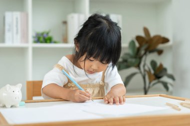 Mutlu Asya çocukları oyun oynayıp resim ve çizgi film öğreniyor. Komik aile evde mutlu ve heyecanlı. Anne ve kızı birlikte vakit geçiriyorlar. Tatil, Etkinlik